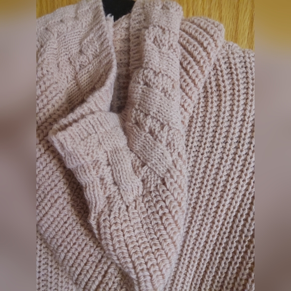 Sweater with hood. Light pink with metallic - Picture 2 of 2